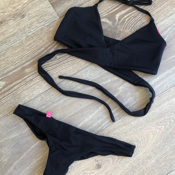 Black criss cross sexy scrunch butt bikini - Picture 7 of 10